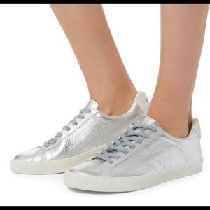 VEJA size 8 metallic silver leather sneakers